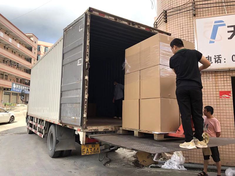 Корабът с 5000 комплекта акрилен държач за телефон